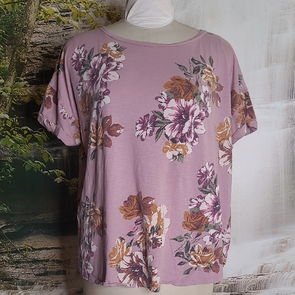Maurices Womens 2 plus size Purple floral flowy short sleeve Tshirt blouse